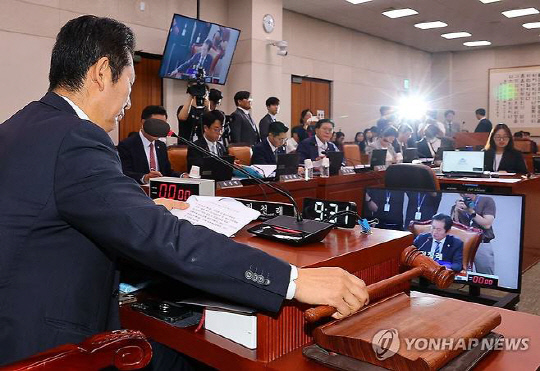 24일 국회 법제사법위원회 전체회의에서 정청래 위원장이 의사봉을 두드리고 있다. 연합뉴스